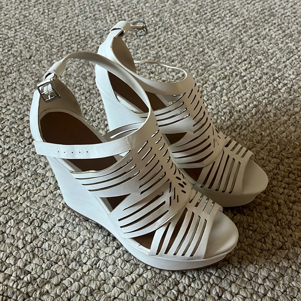 Iike new, size 8 women’s white wedges